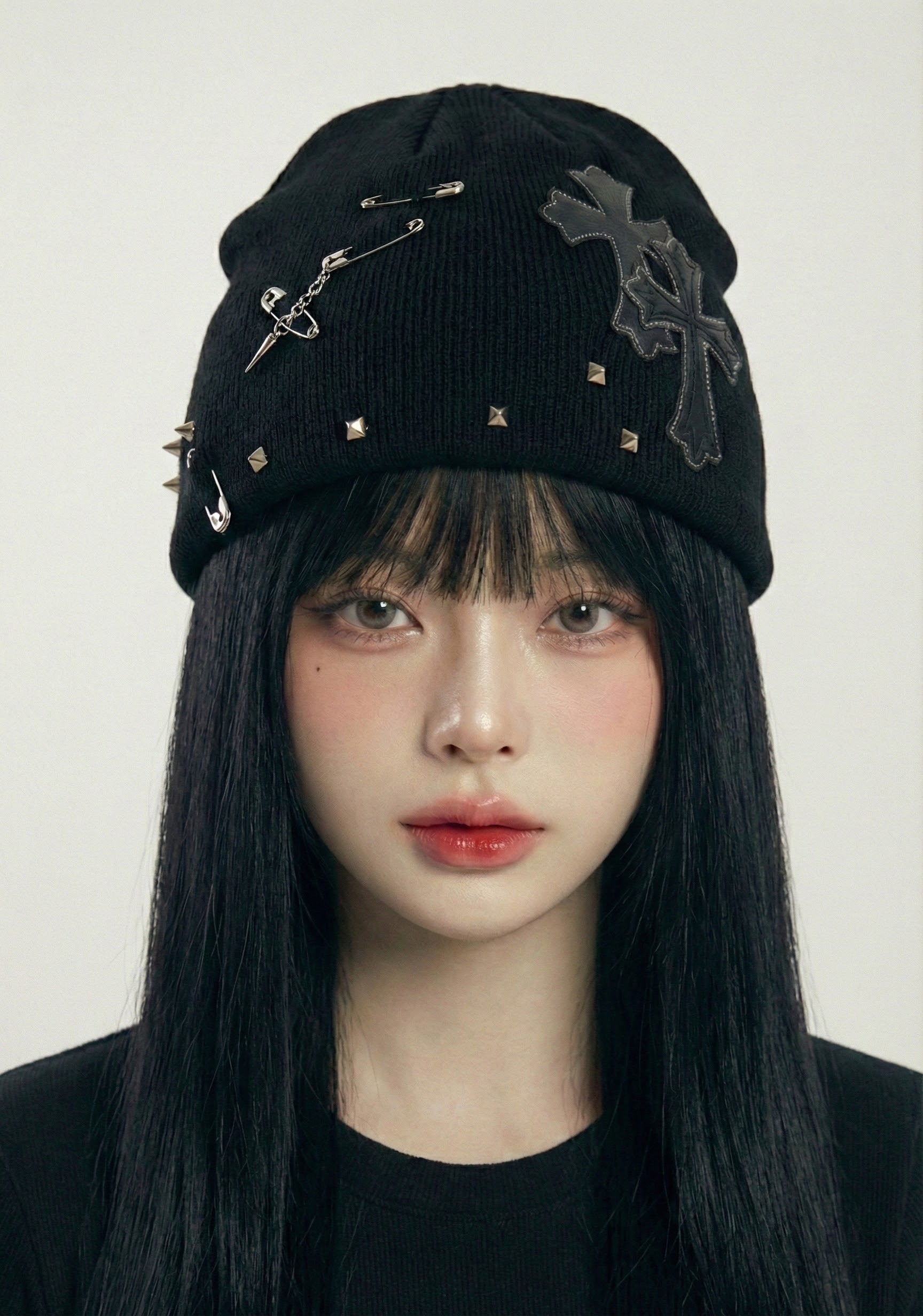 クロスモチーフ刺繍が特徴の黒いニット帽。 クロスクロスニット帽 – ANIKY