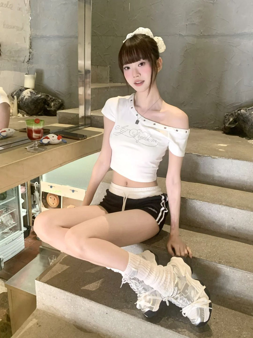 ラインストーンロゴオフショルクロップドTシャツ