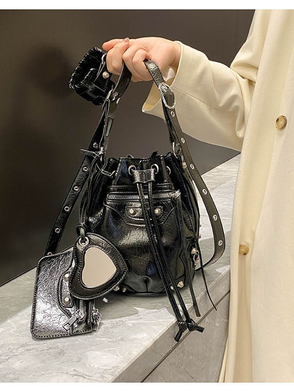 スタッズレザー巾着ショルダーバッグ