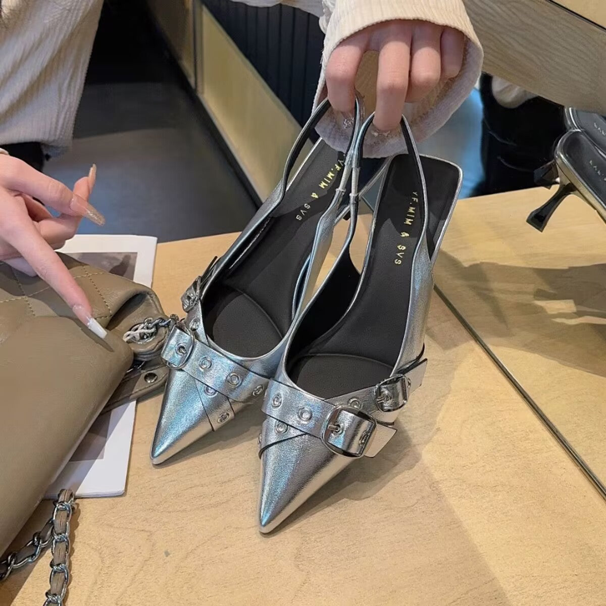 バックルベルトポインテッドパンプス